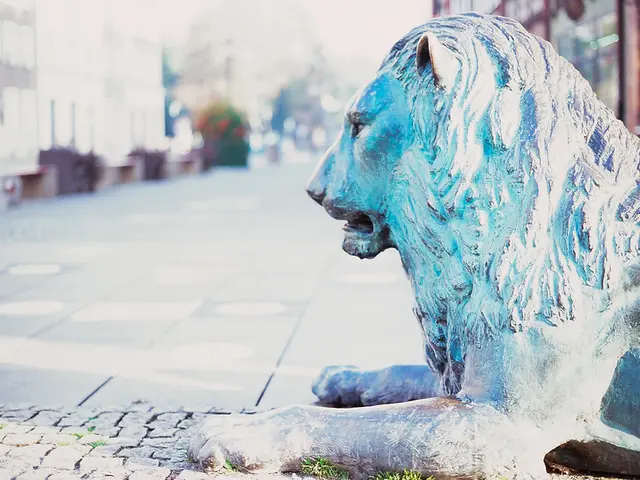 Charity auction of lion statues held at Tollwood Festival