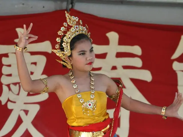 LA's site showcases "KUMIHIMO: The Japanese Art of Silk Braiding by DOMYO"