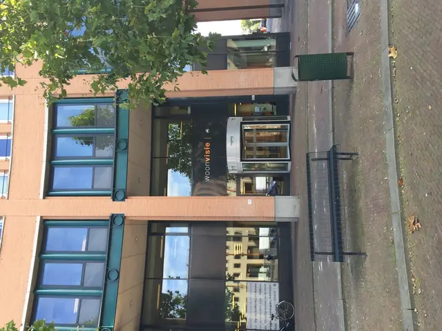 Dis ruction, dirtiness, and alcohol spills on Karli Street: Perception of large construction site...