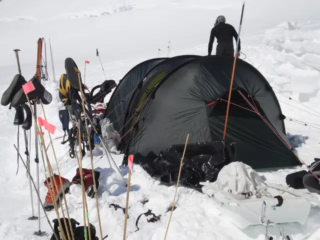 Determining the appropriate floor for an outdoor area: a spatial query to answer