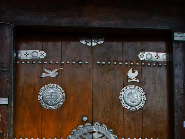 Home entrances as personal markers: their significance needs consideration