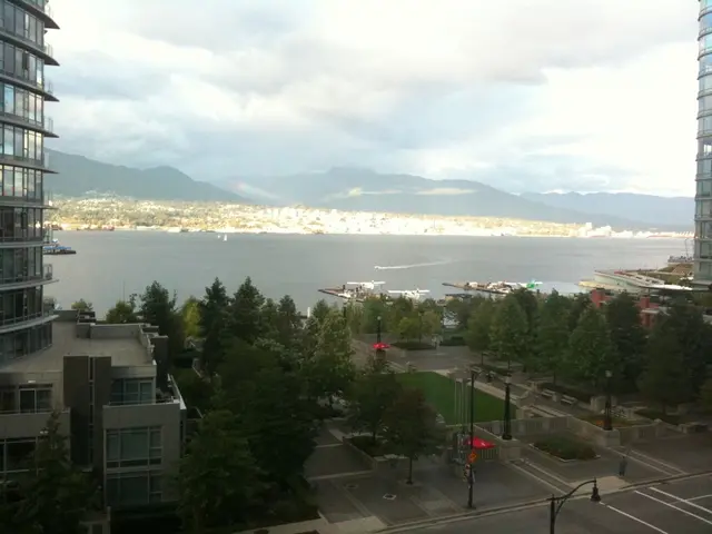 Paris Hilton recently reserved a Sunreef 80 yacht, equipped with an appealing pop-up balcony.