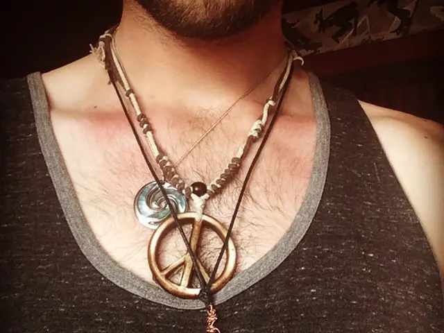 Jessica Alba demonstrates stylish summer approaches for UGG footwear.